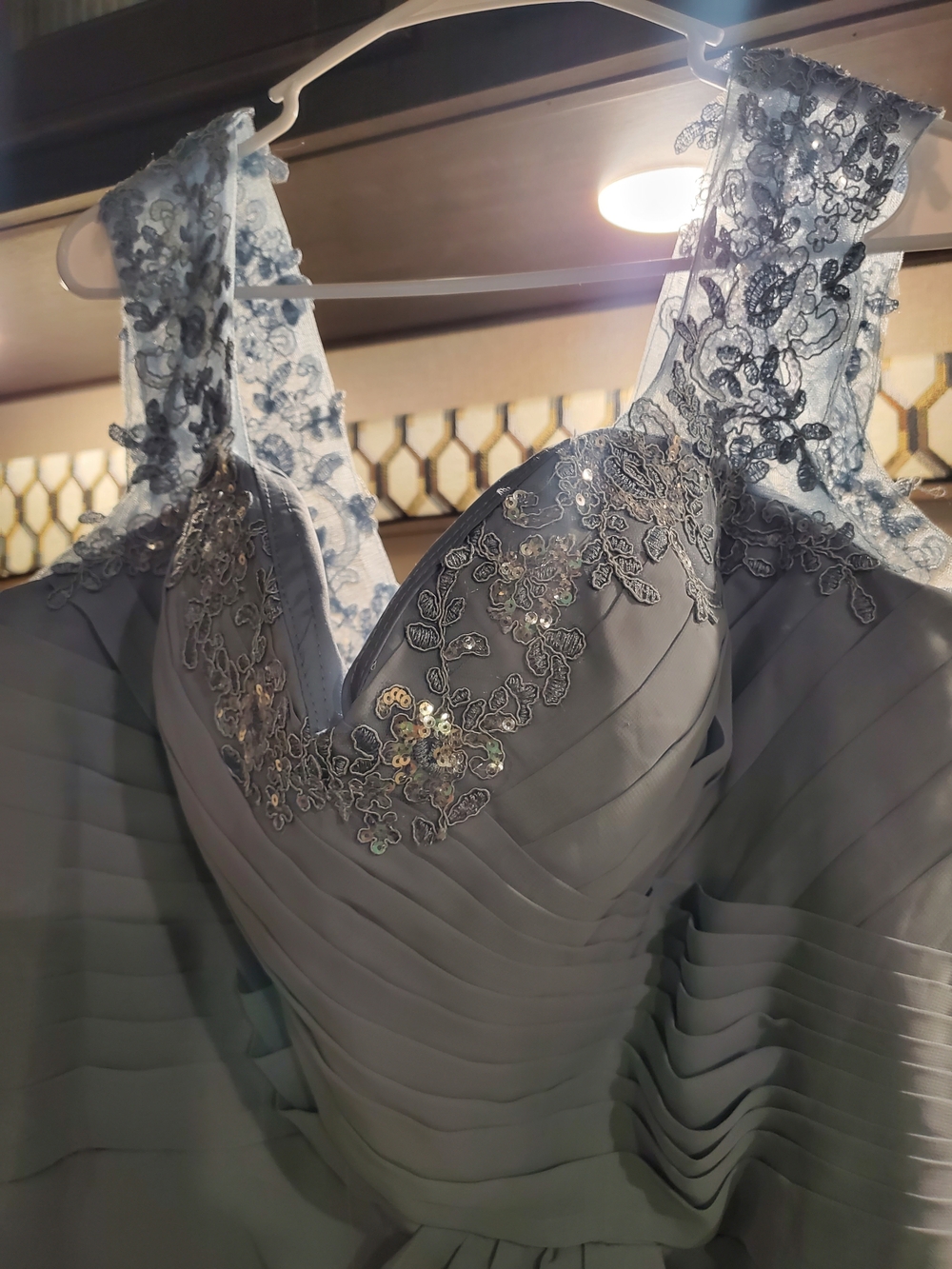 Elegant Lace Appliqué Evening Dress in Light Gray